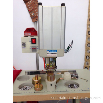 High Quality Pneumatic Type Button Attaching Machine